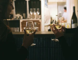 Apéro entre amis dans un bar à vin cosy et abordable à Annecy