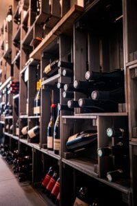 Cave à vin Le Cellier à Annecy avec sélection de bouteilles